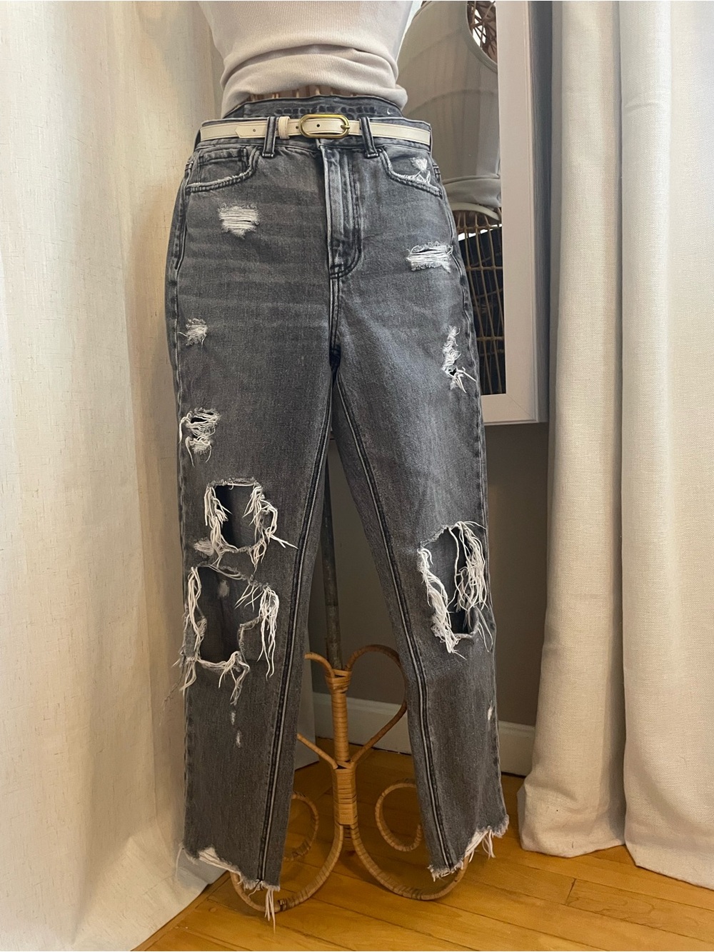 AE Women's High Waist Mom Jeans w/ Extra Distressed Gray/Black Wash Sz 2 Short